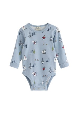 Lys blå langærmet baby bodystocking med trykknapper, prydet med vintertema tegneseriefigurer, der står på ski og sidder blandt fyrretræer.