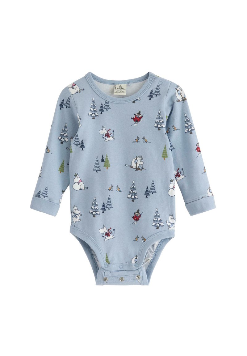 Lys blå langærmet baby bodystocking med trykknapper, prydet med vintertema tegneseriefigurer, der står på ski og sidder blandt fyrretræer.