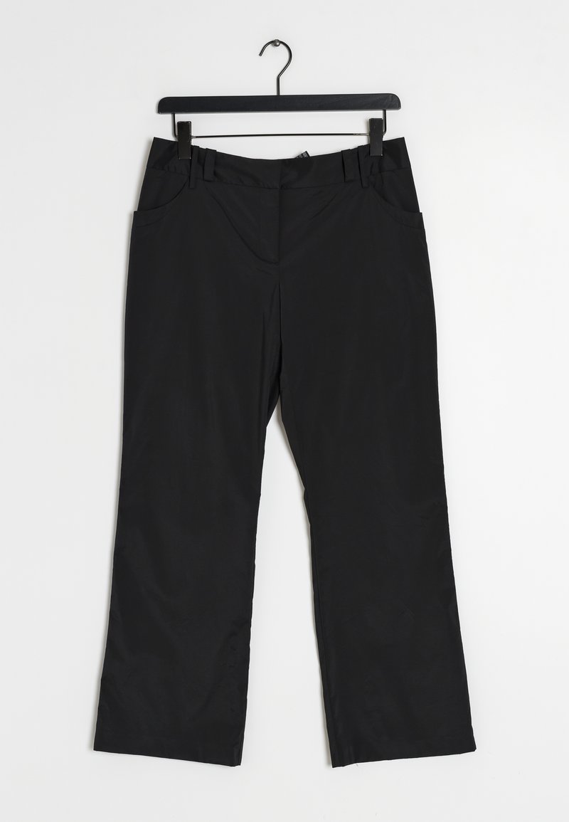 Pantalons noirs, légers, avec une texture lisse, présentant un devant plat, des passants de ceinture et deux poches latérales, suspendus à un crochet noir.