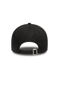 Șapcă de baseball neagră cu o margine plată, curea reglabilă și detalii subtile de cusătură în spate. Fabricată dintr-un material durabil.