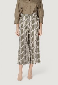 Pantaloni a gamba larga a fantasia in verde oliva e crema, caratterizzati da un design ondulato unico, vita alta e una texture di tessuto morbida.