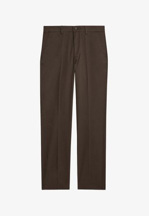 Pantalon marron à jambes droites avec passants de ceinture, poches latérales, fermeture avant par bouton et zip, présenté sur un fond blanc.