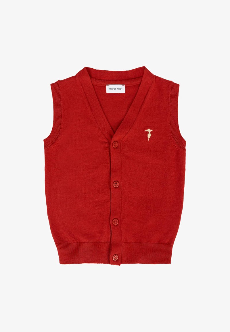 Czerwona bezrękawnikowa kamizelka na guziki z dekoltem w kształcie V i małym beżowym haftowanym logo po lewej stronie klatki piersiowej.