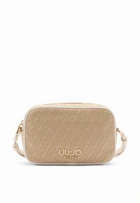 Beige stoffen crossbodytas met geperste logo's, rechthoekige vorm, goudkleurige hardware en een gestructureerd handvat.