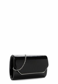 Pochette en cuir verni noir au design épuré, avec une bandoulière en chaîne argentée et un accent décoratif en argent sur le rabat avant.