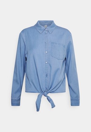 Lyseblå langærmet denimskjorte med knaplukning foran, enkelt brystlomme, spids krave og knyttet forrest ved kanten.