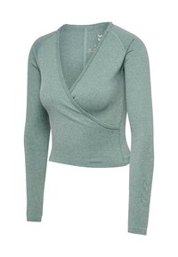 Langemouwen top in wikkelstijl van lichtgroffe, gestructureerde stof. Heeft een V-hals en een subtiel chevronpatroon op de mouw.