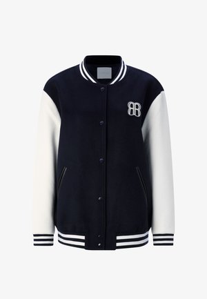 Chaqueta universitaria azul marino y blanca con mezcla de lana, puños y dobladillo acanalados, cierre de botones a presión, logo bordado y bolsillos laterales.