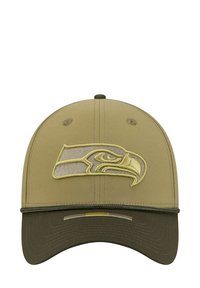 Olivgrüner Baseballcap mit einem erhabenen, gestickten Seahawks-Logo in Gelb und Grau. Verfügt über eine strukturierte Krone und einen gebogenen Schirm.