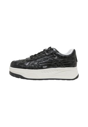 Sneaker piattaforma nera con motivi a stelle, suola spessa bianca, lacci neri e tomaia in pelle strutturata.