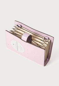 Rosa lackplånbok med en slät yta och silverdetaljer, utrustad med ett stängningsband och flera fack för organisering.
