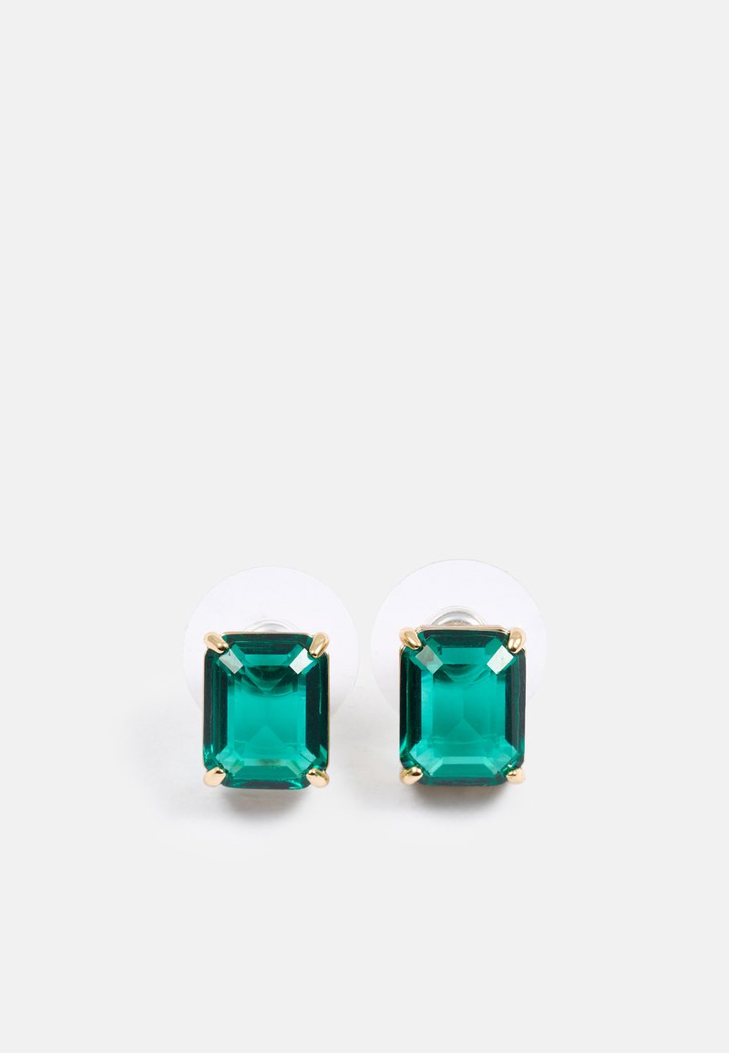 Pendientes de corte esmeralda con gema de color teal profundo, montados en un armazón en tono dorado. Las bases redondas y transparentes completan el diseño.