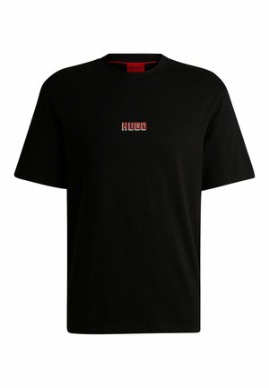 Czarny T-shirt z krótkim rękawem z czerwono-białym logo "HUGO" umieszczonym na środku klatki piersiowej oraz czerwoną etykietą na wewnętrznym kołnierzu.