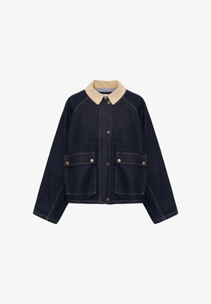 Veste en denim foncé avec col en velours côtelé beige, boutons-pression sur le devant, et deux grandes poches à rabat avec boutons-pression.