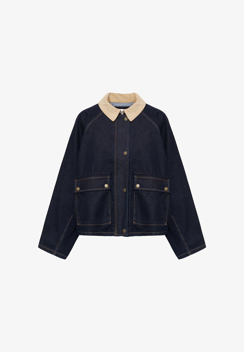 Veste en denim foncé avec col en velours côtelé beige, boutons-pression sur le devant, et deux grandes poches à rabat avec boutons-pression.