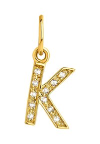 Charm en forma de letra 'K' dorada con cristales de roca claros incrustados en el diseño, acabado suave y un lazo para sujeción.