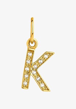 Charm en forma de letra 'K' dorada con cristales de roca claros incrustados en el diseño, acabado suave y un lazo para sujeción.