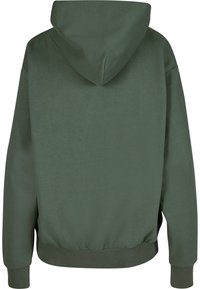 Sweat à capuche vert olive uni avec manches longues, poignets et ceinture côtelés, vu de dos.