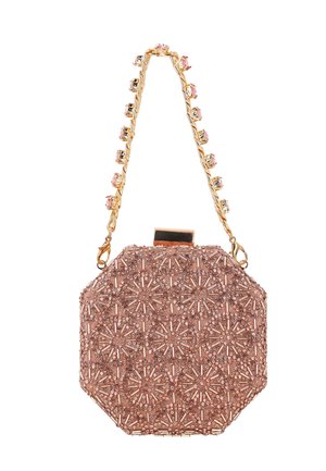 Ottkantet clutch i rosaguld med indviklede blomsterdekorerede perle- og palietmønstre og en guldkædehåndtag prydet med lyserøde ædelstene.