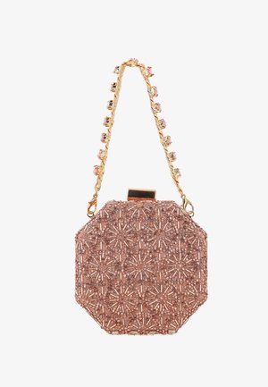 Pochette octogonale en or rose avec des motifs floraux complexes en perles et sequins, et une anse chaîne dorée ornée de pierres roses.