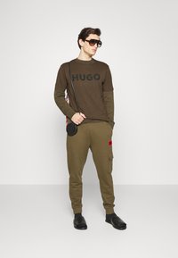 HUGO DULIVIO - T-shirt estampada - dark green