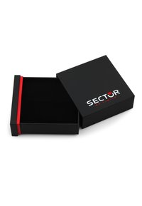 Scatola regalo rettangolare nera con coperchio, caratterizzata da una striscia d'accento rossa e il logo "SECTOR NO LIMITS" in bianco. L'interno ha una morbida fodera nera.
