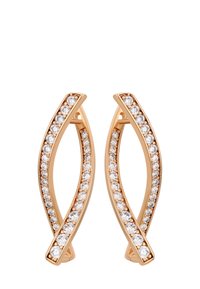 Orecchini a cerchio curvi in oro rosa, decorati con una fila singola di diamanti bianchi rotondi lungo il bordo esterno.