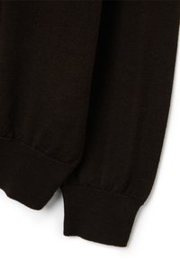 Maglione marrone lavorato a maglia con polsini e orlo a costine. Il materiale presenta una fine consistenza e una vestibilità leggermente ampia. Nessun motivo visibile o dettagli in metallo.