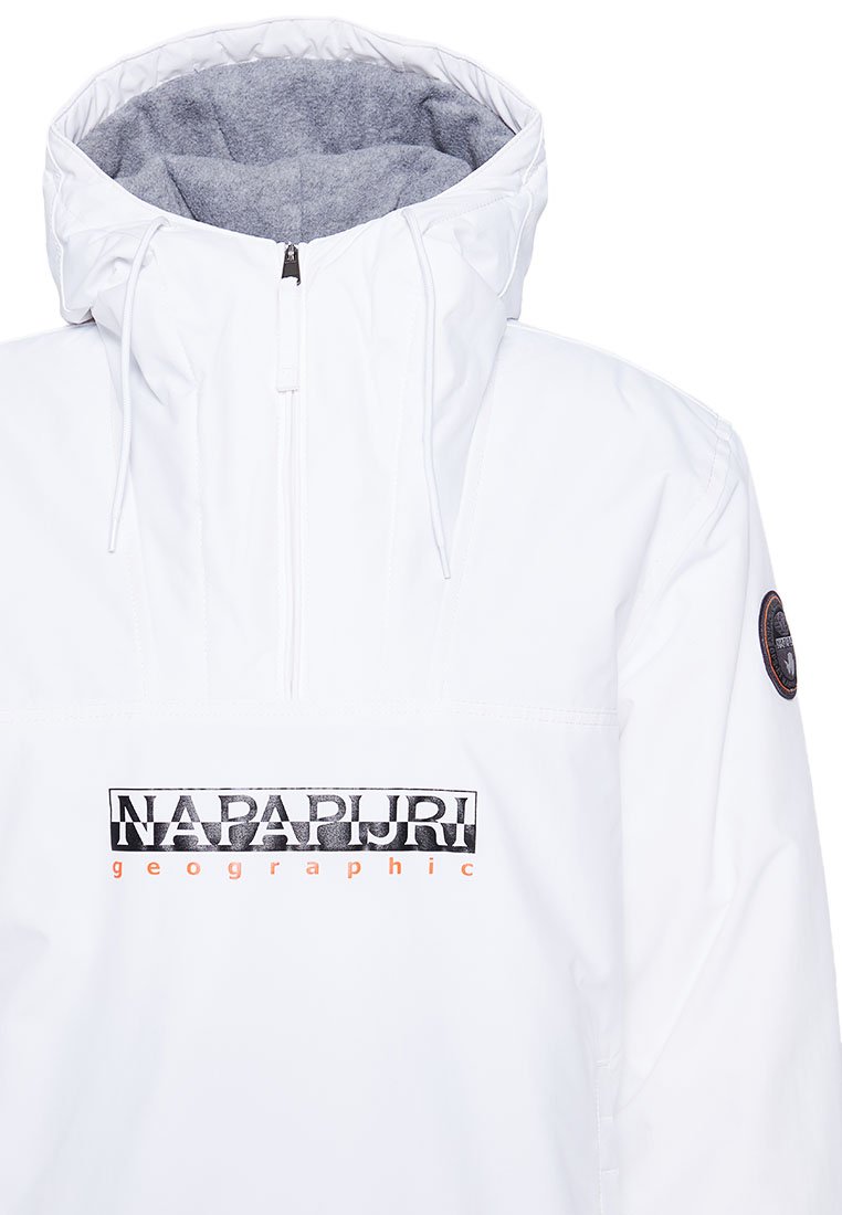 Giacca pullover bianca con cappuccio regolabile, dotata di foderato in pile, zip frontale e logo stampato in nero e arancione.