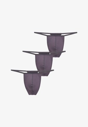 Drie paar donkerpaarse slips met een gladde stoftextuur, voorzien van minimale bedekking en dunne bandjes langs de taille en zijkanten.