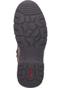 Suela de goma marrón con un patrón texturizado, que presenta ranuras profundas y un logo "rieker" en rojo. Diseñada para ofrecer tracción y durabilidad.