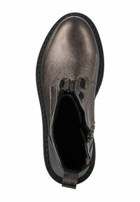 Bottine en bronze métallique avec une tige en cuir texturé, fermeture éclair sur le côté et semelle en caoutchouc noire. L'intérieur est doublé et rembourré pour plus de confort.