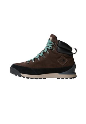 Botas de senderismo marrones con parte superior de ante, acentos negros y cordones turquesa. Cuenta con una suela robusta y soporte reforzado para el tobillo.