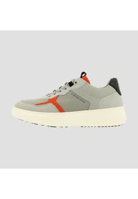 Grijze sneaker met oranje accenten, zwart hielstuk en witte zool. Kenmerkt zich door een mix van materialen, waaronder suede en stof. Klassiek vetersluiting ontwerp.