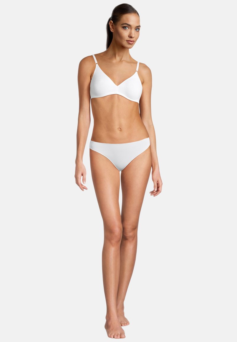 Set di bikini bianco con reggiseno a triangolo e spalline sottili, abbinato a slip bikini a vita bassa, realizzato in un tessuto liscio e elasticizzato.