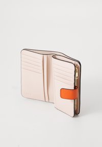 Lichtroze leren portemonnee met meerdere kaartsleuven en een ritscompartiment. Heeft een oranje accentriem en donkere randafwerking.