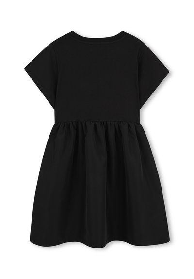 Robe noire à manches courtes avec corsage ajusté et jupe froncée évasée, vue de dos sur fond blanc.