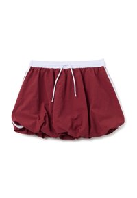 Pantaloni corti bordeaux con una vita elastica bianca e cordoncino, caratterizzati da tessuto arricciato per maggiore volume e una trama liscia.