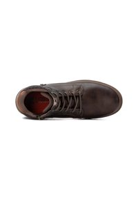 Zapato marrón de cuero con cordones, con un cuello de tela texturizada, suela de goma y plantilla acolchada, que presenta costuras tonales y un mínimo de marca.