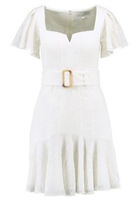 Biała sukienka z kwadratowym dekoltem, krótkimi falbankowymi rękawami, teksturowanym wzorem oraz talią ściśniętą szerokim paskiem z prostokątną klamrą.