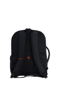 Zaino nero con spallacci imbottiti, texture a rete e un logo arancione davanti. Dotato di un manico superiore e diverse tasche con zip.