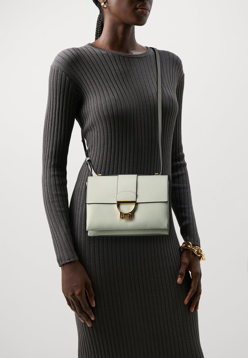 Coccinelle - ARLETTIS - Geantă crossbody - celadon green, Extindeți