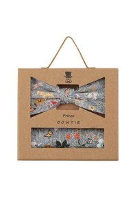 Fliegen mit Blumenmuster aus grauem Stoff, präsentiert in einer braunen Pappschachtel mit Sichtfenster und einem Griff. Enthält farbenfrohe Schmetterlings- und Blumendesigns.