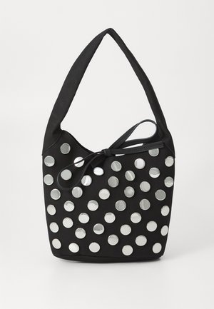 Sac à main en tissu noir, de forme arrondie, orné de clous métalliques ronds en argent disposés en motif, et d'un accent en tissu noué.