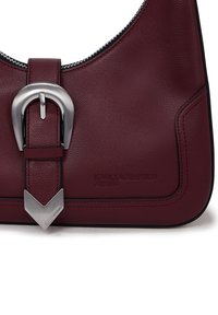 Burgundi bőr kézitáska ezüst csattal és Karl Lagerfeld Jeans dombornyomott logóval, részletes varrással és cipzáras zárással.