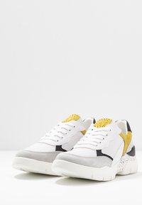 Marco Tozzi LACE UP - Sneaker low - white/lime