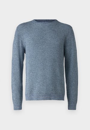 Kék kötött pulóver texturált mintázattal, kerek nyakkivágással és hosszú ujjakkal. Az anyag lágy és közepes súlyú, alkalmas rétegezésre.