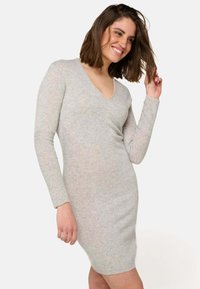 Robe longue gris clair à manches longues avec encolure en V, design ajusté, texture douce et bords de manches ribbées. Surface lisse avec légère variation tonale.