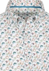 Korteblouson met een witte basis, met een kleurrijk schelp- en bladerenpatroon. Met kraag en knoopsluiting; de stof lijkt textuur te hebben.