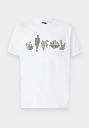 Witte katoenen t-shirt met kleurrijke prints van verschillende cactussen en een bladdesign op de borst in verschillende tinten groen en roze.